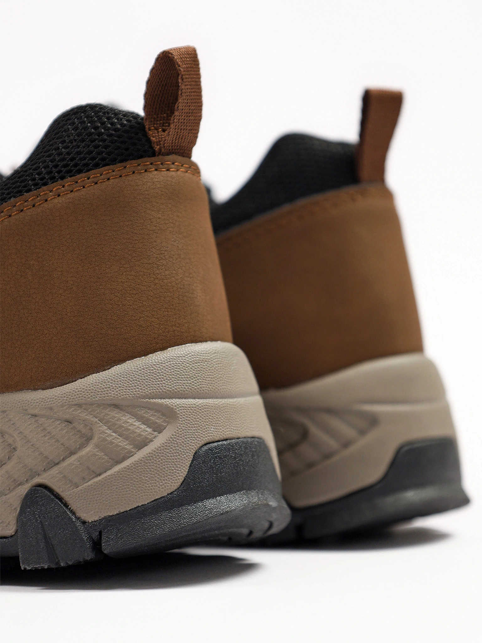 Кроссовки комбинированные коричневого цвета на рельефной подошве